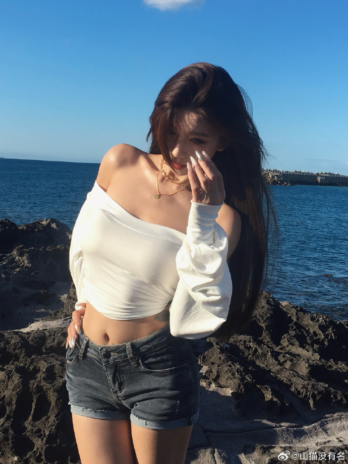 海边礁石与蓝天